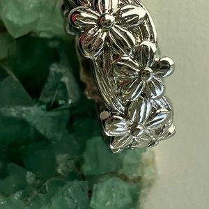Hallmarked 925 silver flower style size 6.5 ring .